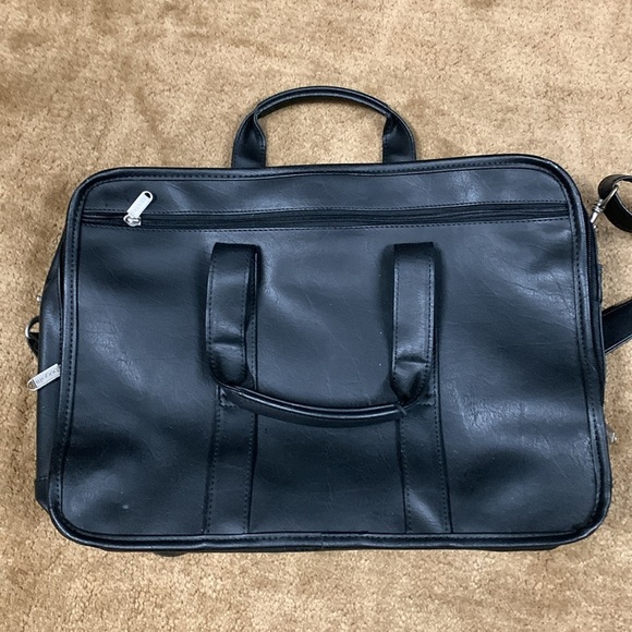 Bugatti Expandable Executive Carrying Case w/ handles/adjustable shoulder strap - Picture 6 of 17